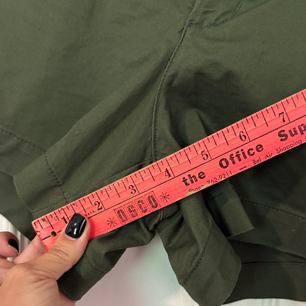Old Navy Women's Dark Green Cargo Shorts - Picture 4 of 6